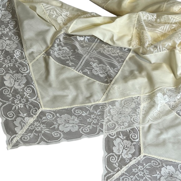 Beautiful Lemony Vintage Handmade 50s Rayon Lace Tablecloth - Picture 4 of 7